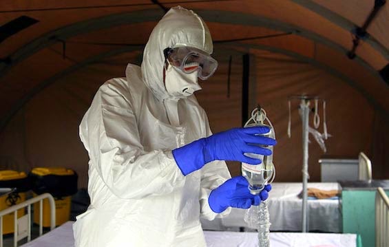 equipo protección del ebola para evitar contagios cooperantes