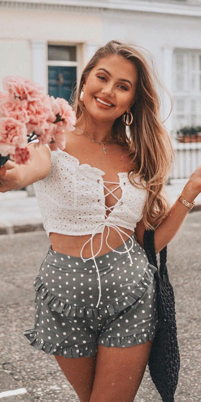 Chic and Cute Mini Skirt Outfits are back again. See these 27 Cutest Outfit Ideas with Mini Skirt. Cute Outfit Ideas via higiggle.com #summeroutfits #miniskirts #skirt #cute