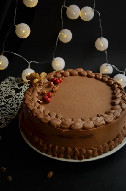 Tort cu ciocolată, cafea și alune