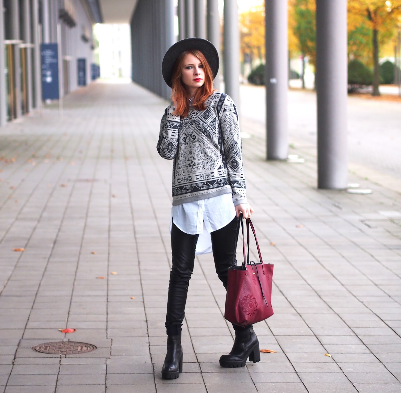 Outfit Layering oversized Pullover mit wei er Bluse kombinieren
