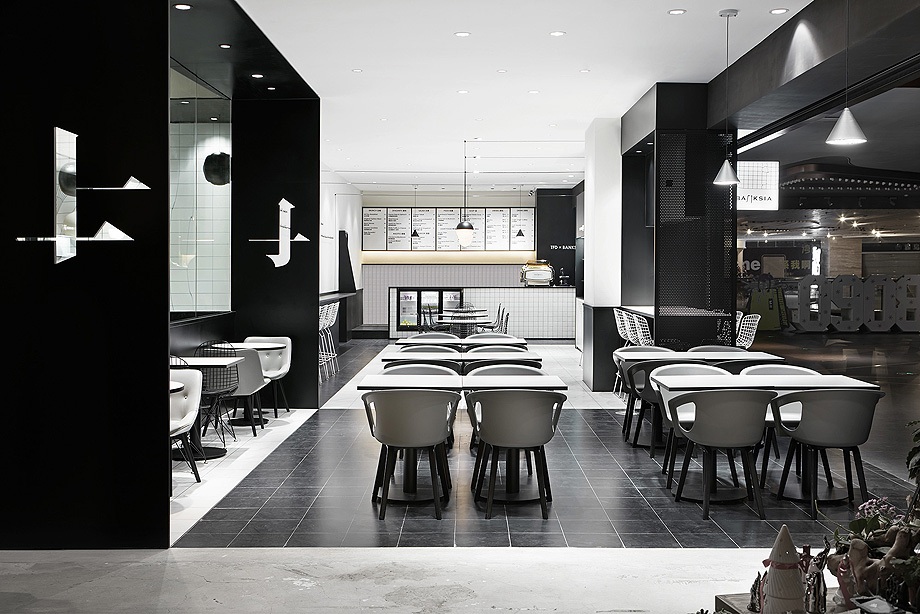 Marzua El restaurante en blanco y negro de The Fashion Door por