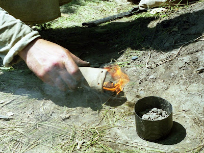 Выемка отливки бронзового кельта из формы