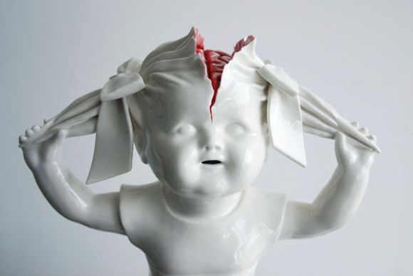 Maria Rubinke esculturas porcelana surreais sangue crianças macabras Crânio rachado expondo o cérebro