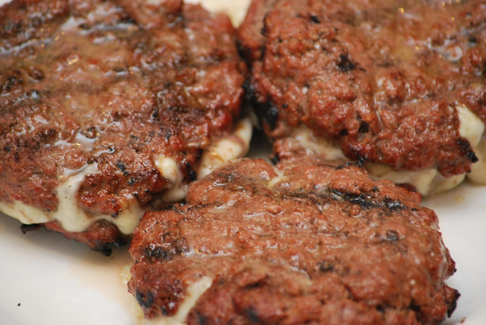 Стейк семги с брюссельской капустой спаржей и помидорами черри. Бифштекс с помидором и сыром. Стейк семги с брюссельской капустой спаржей и помидорами черри. Бифштекс из говядины с сыром. Бифштекс с томатом и сыром.