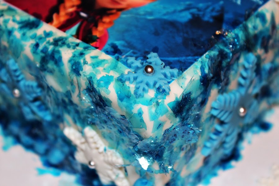 PASTEL DE CUMPLEAÑOS FROZEN {CON ESCAMAS DE GELATINA}