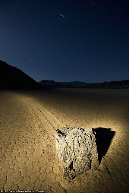  Permukaan tanah yg kering telah retak Benarkah Misteri Batu Bergerak Death Valley Terkuak?