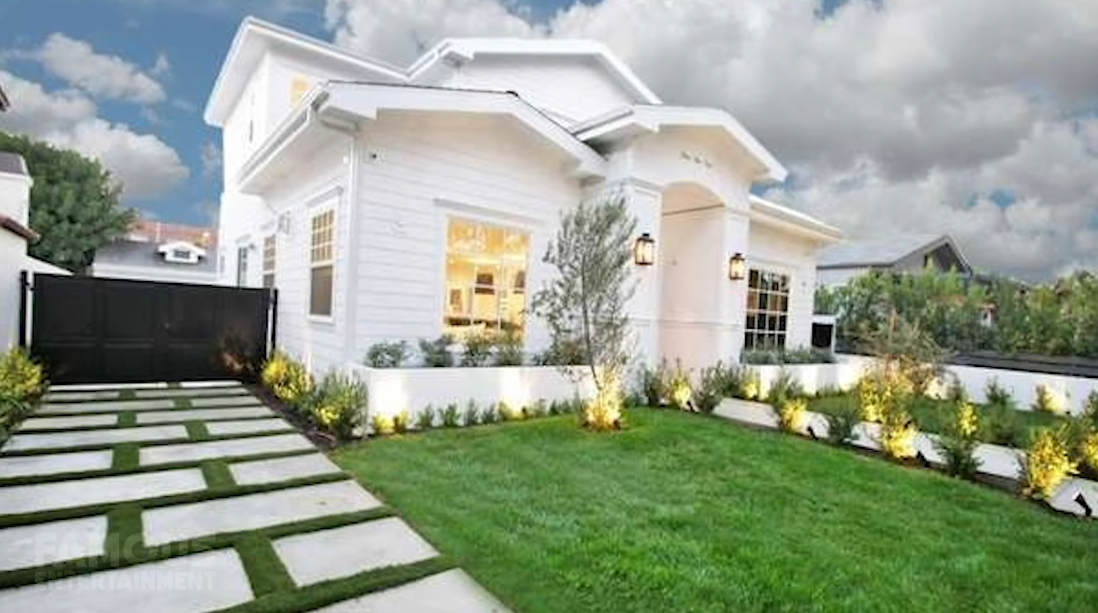 27 Interior Design Photos vs. Margot Robbie's CA Homes In Venice Beach & Hancock Park