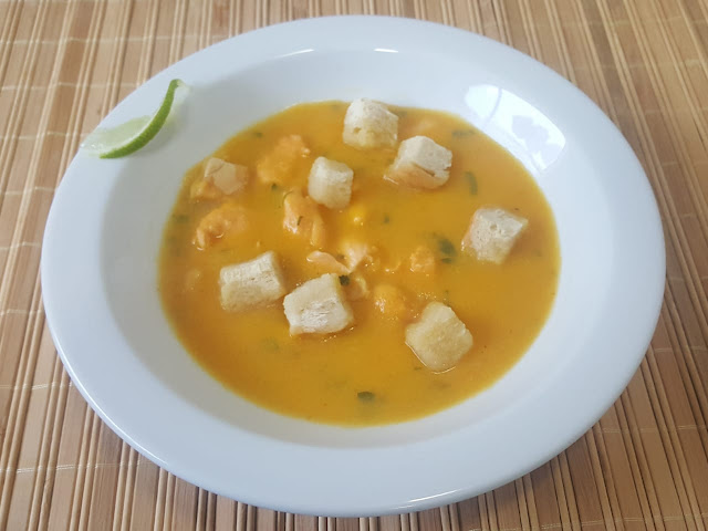 Caldo de salmão é receita leve e simples para o inverno
