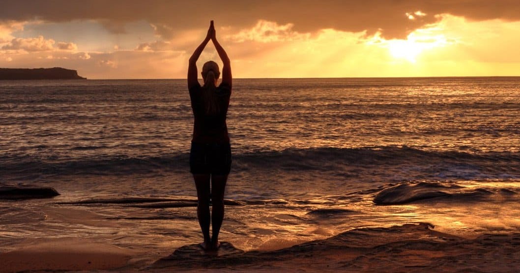 Tadasana tiene una base física y mental y puede usarse como un medio para promover la estabilidad en el cuerpo y la mente.