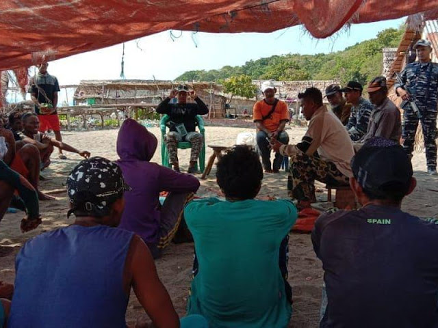 Adi Sagita dan Prajurit KAL Pulau Nustual Komsos di Pulau Nuslima