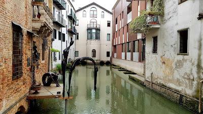 treviso, wenecja, rzeżba wskakująca do wody