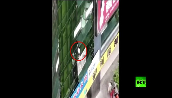 فيديو يحبس الأنفاس لعملية إنقاذ طفل سقط من شاهق في الصين