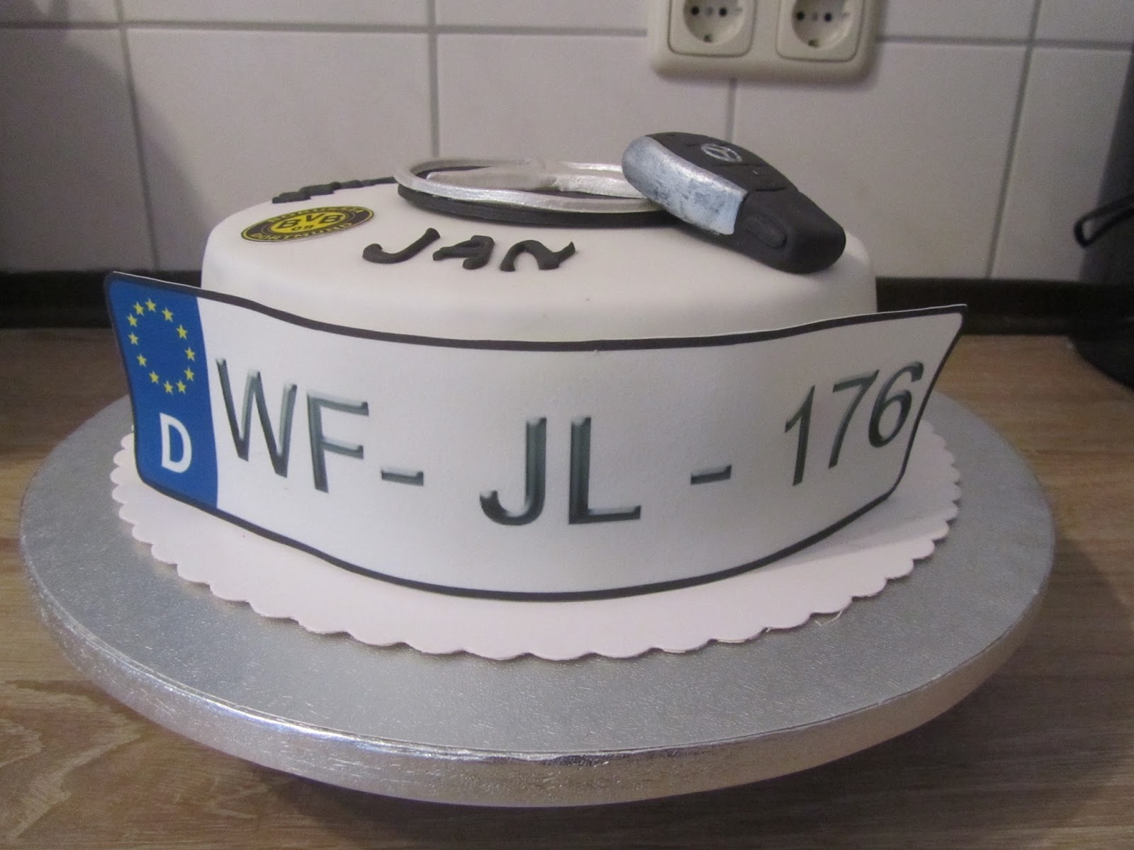 Anke S Torten Wunsch Mercedes Torte Mit Bvb Label Zum Geburtstag Torte Nummernschild