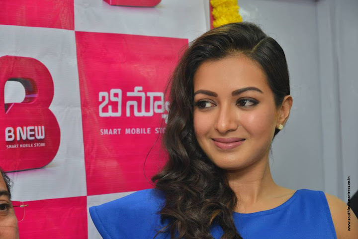 Catherine Tresa launches B New Mobile Store at Eluru