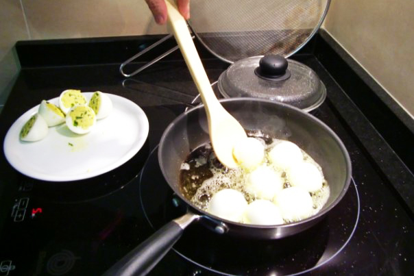 Huevos rellenos en salsa estilo Teresita