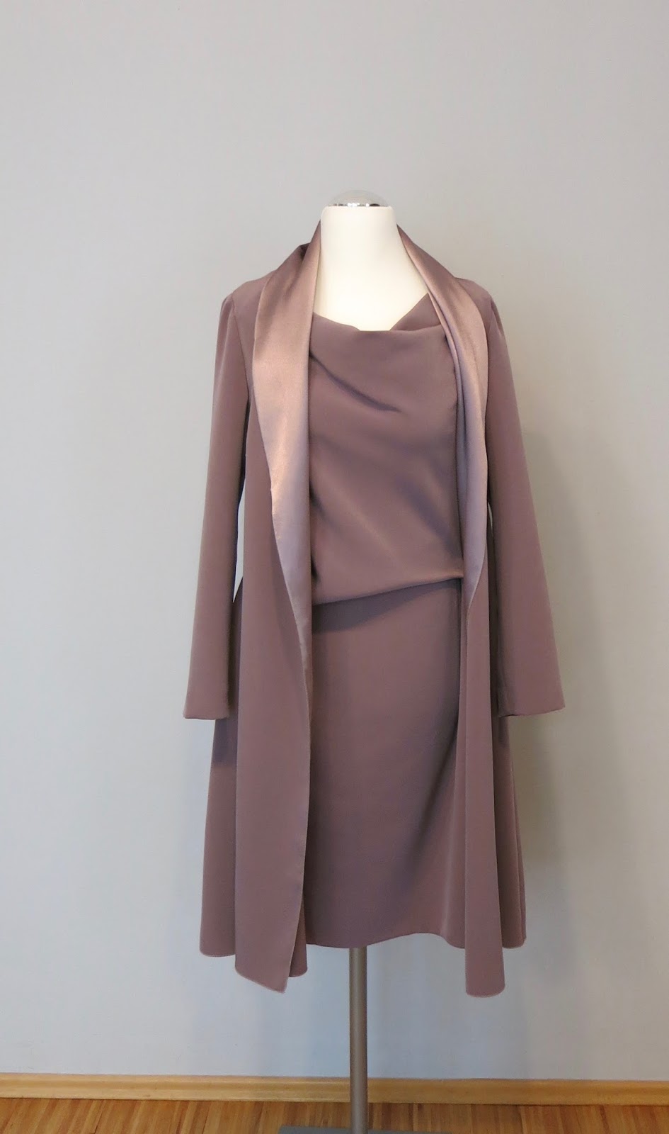 Lea Kovats: Elegantes Kleid mit Mantel