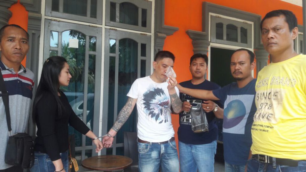 Afin Lehu bersama istrinya saat ditangkap di salah satu kamar hotel Kurnia di Madina. Afin Lehu bersama istrinya saat ditangkap di salah satu kamar hotel Kurnia di Madina.