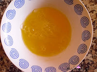 Añadiendo la gelatina al zumo de naranja