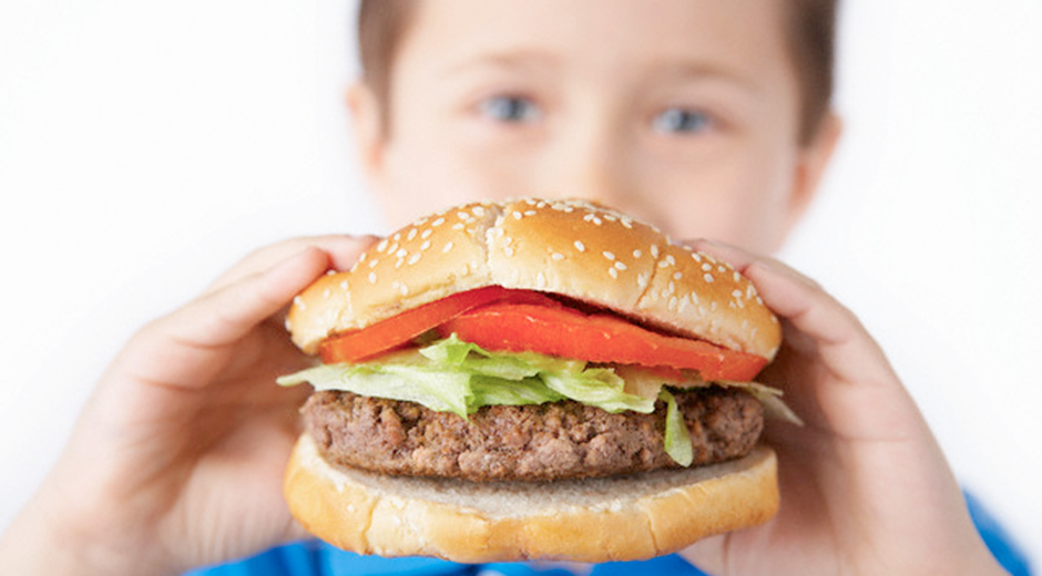 Resultado de imagen para niño comiendo hamburguesa con la hermana