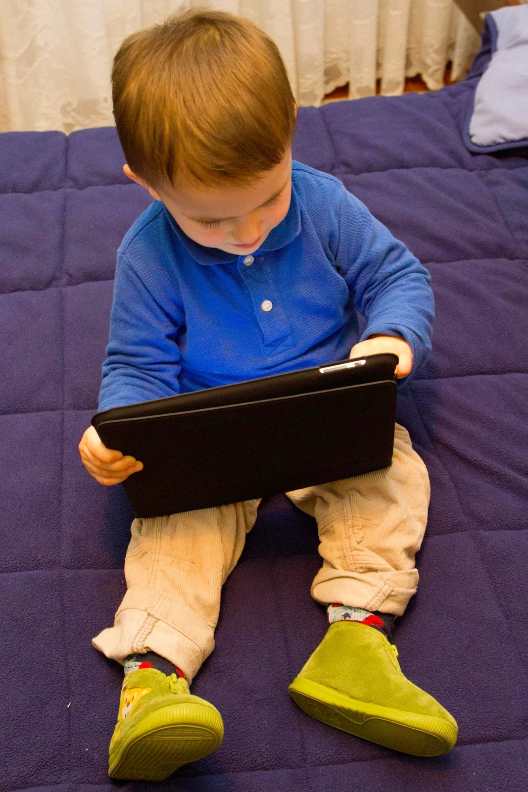 2011 con su iPad (1, que nació un mes después de él)