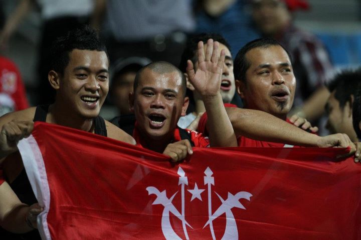 Penyokong Kelantan di Stadium Jalan Besar,Singapura.