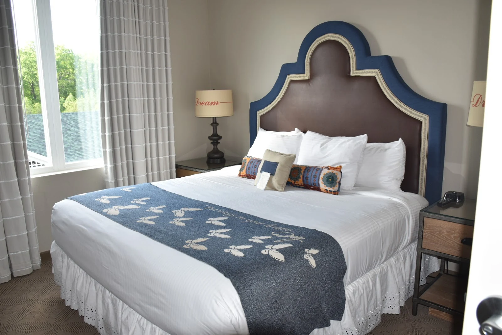 Dollywood's DreamMore Resort and Spa Queen Bed
