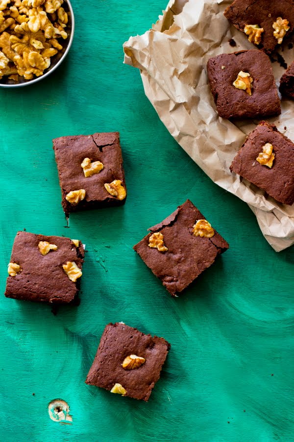How to make vegan chocolate cake brownies recipe at www.oneteaspoonoflife.com