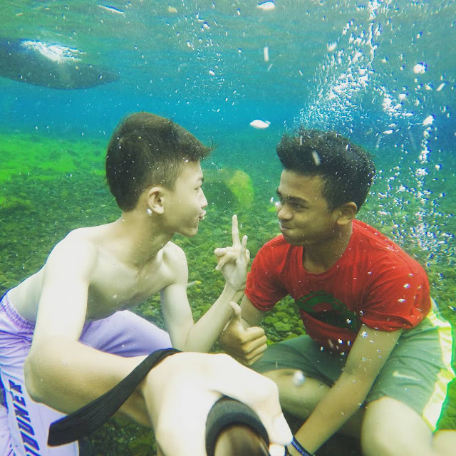 foto selfie bawah air di mata air cikoromoy