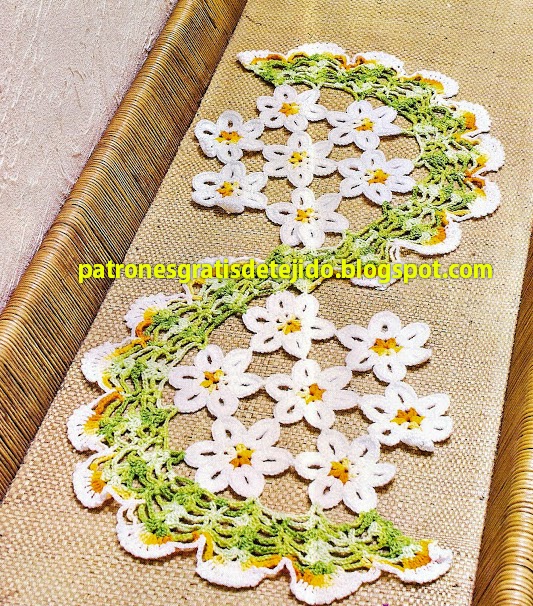 Patrón de camino de mesa tejido al crochet con flores y diseño en S