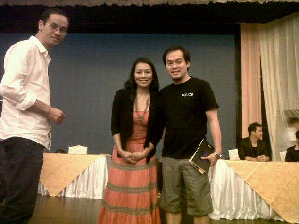 Foto Bersama Praktisi Buddhist & Penyanyi Dewi Lestari dalam acara Instrumen Hati 2012