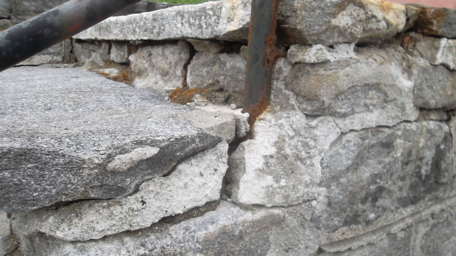 Il Paese è Piccolo E La Gente Mormora