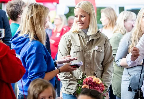 The Crown Princess wore a Greenland jacket by Fjallraven. Princess Mette-Marit wore Fjallraven Greenland Jacket