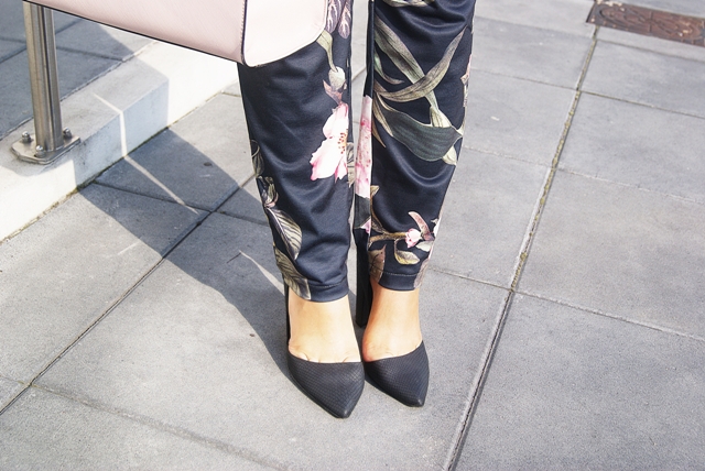 stylizacja ze spodniami w kwiaty pudrowa bluzka z falbankami mohito blog