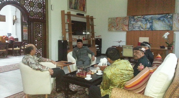 Ari Sigit dan Eka Santosa & Ridwan Kamil