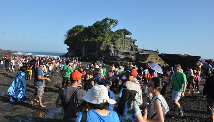 Libur Galungan, Wisatawan Padati Tanah Lot