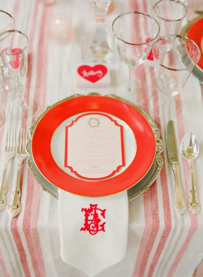 mesa de boda en rojo y blanco