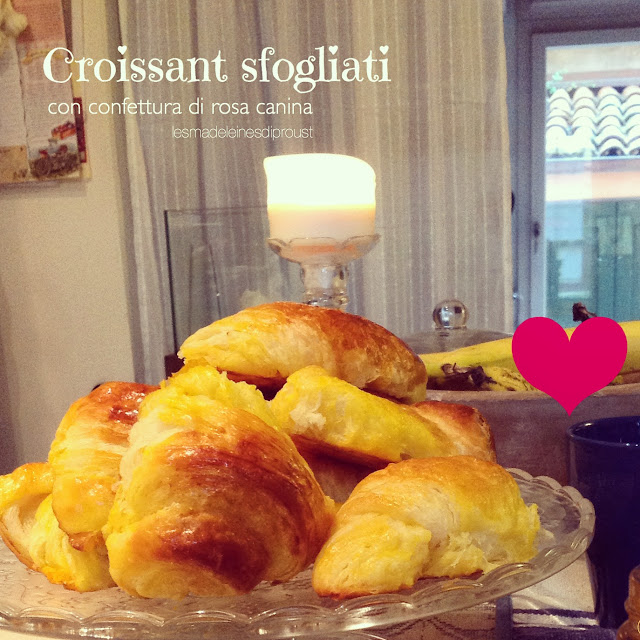 croissant sfogliato con confettura di rosa canina.