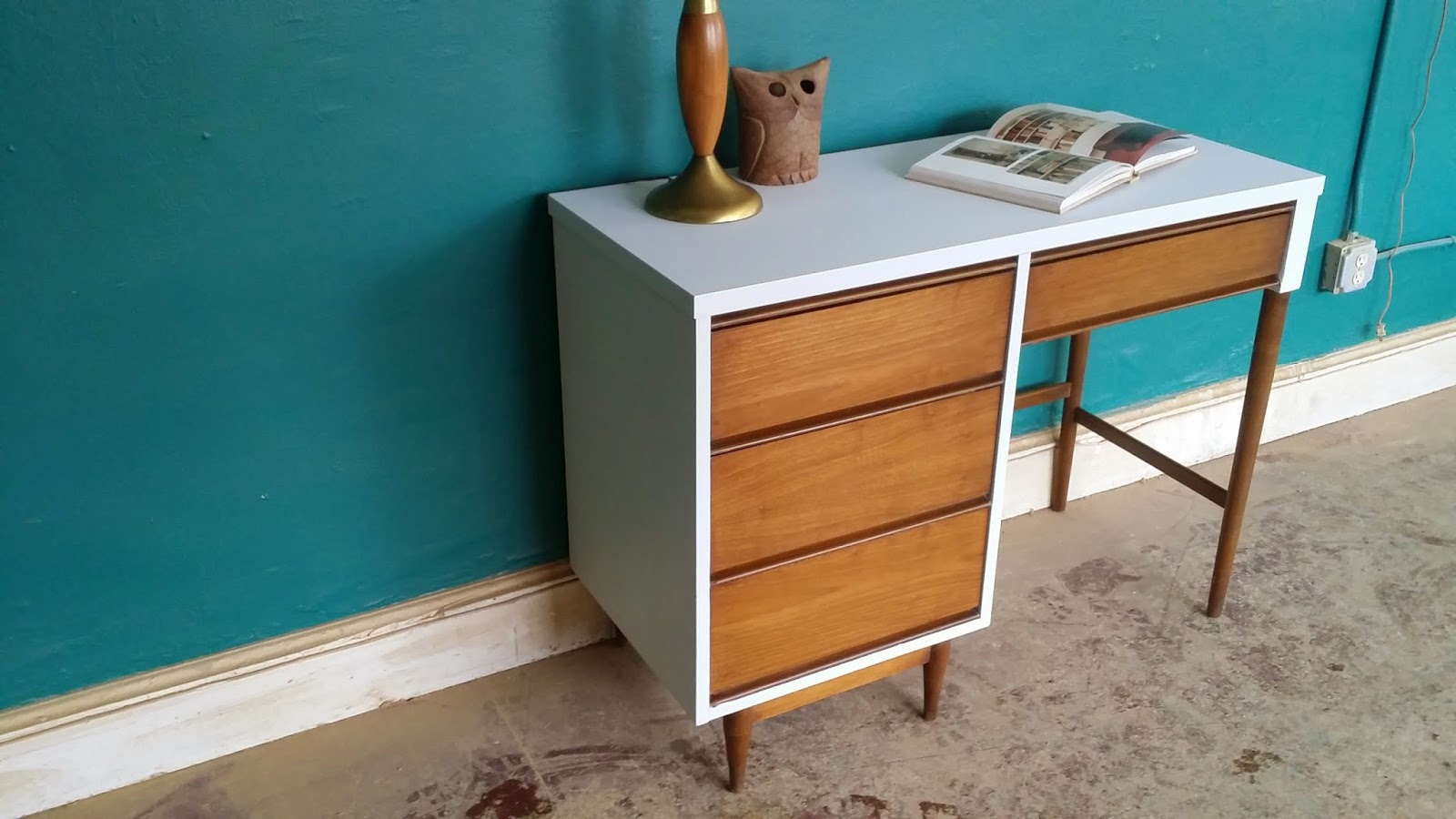 Vintage Ground Mid Century White / Wood Desk