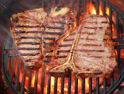 T-bone steak on kamado grill, big green egg t-bone steak