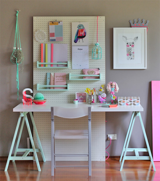 painel organizador no escritorio, home office, escritorio, cores pasteis, quarto crianca