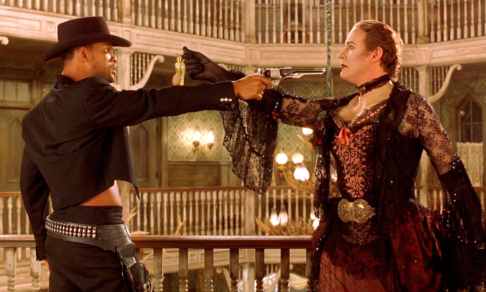 Cena do filme As Loucas Aventuras de James West (1999) onde will smith cruza armas com um homem vestido de mulher