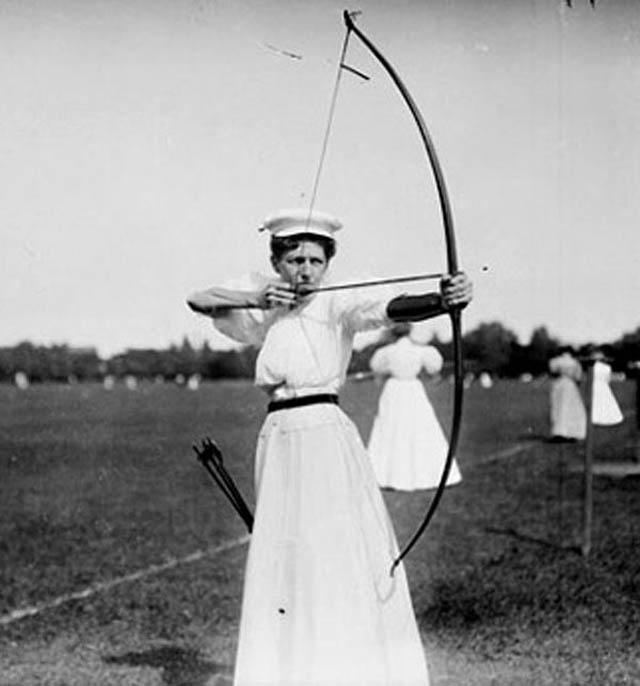 34 Vintage Photos of Beautiful Women Archers From the Mid-20th Century ...