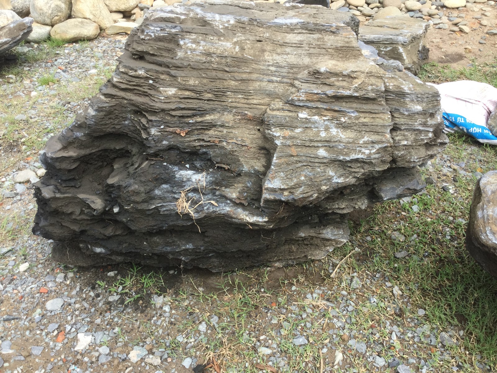 đá xếp tầng rất ấn tượng trong bố cục hồ thủy sinh