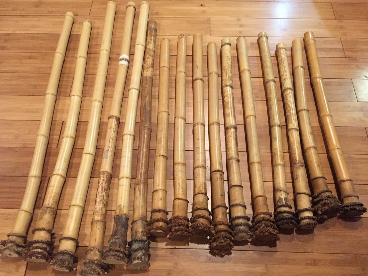 Дудка из тростника. Трубы из бамбука. Карниз из бамбука. Дудочка из бамбука. Флейта из тростника.