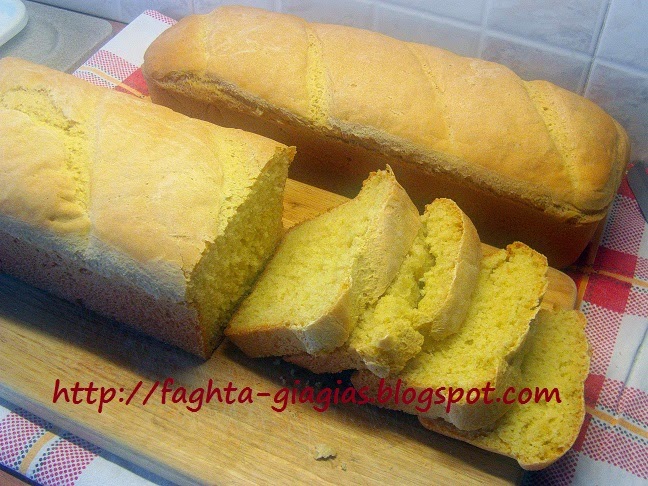 Σπιτικό ψωμί με μαλακό, σκληρό και καλαμποκίσιο αλεύρι