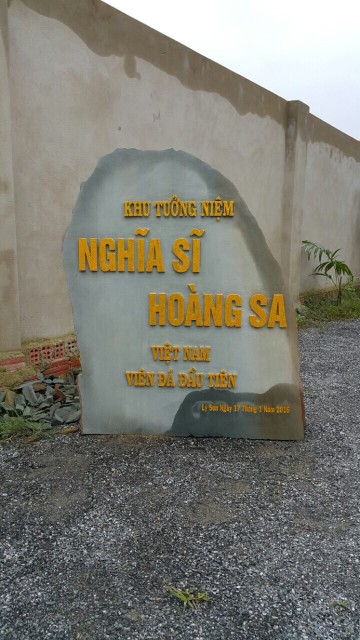 Mặt trước viên đá đầu tiên xây dựng Khu tượng đài “Nghĩa Sĩ Hoàng Sa”.