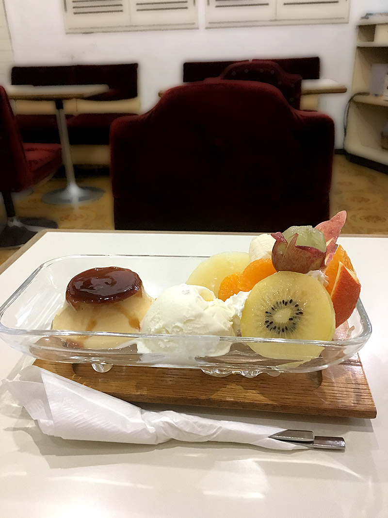 JR小岩駅より南へ4・5分ほどにある純喫茶『珈琲レモン』のプリンアラモード