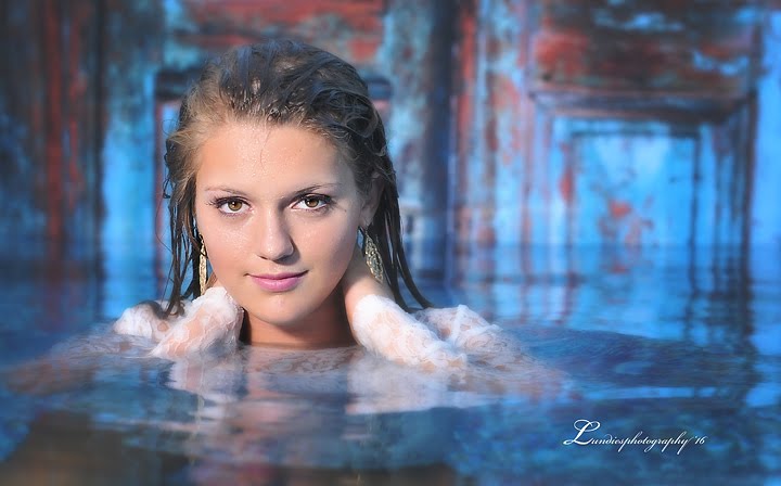 Seniors Class Of 2017- We have added A Swimming Pool to your sessions..
