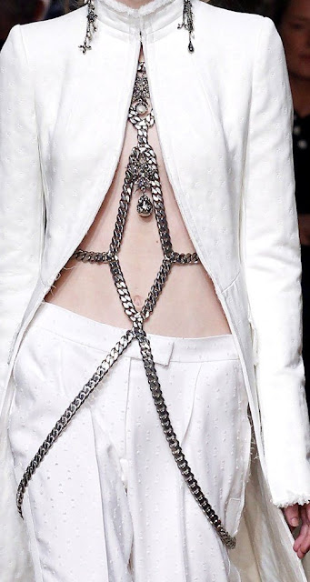 Bodychain - Moda acessório in da estação primavera-verão 2016 Bodychain - Moda acessório in da estação primavera-verão 2016