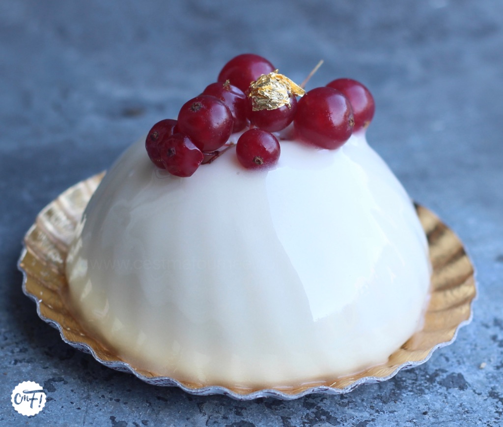 Gâteau miroir : une pâtisserie au glaçage brillant. 